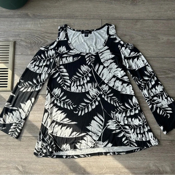Karen Kane Leaves Pattern Cold Shoulder Bell Sleeve Top - Picture 4 of 15